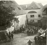 Deutsche Soldaten 1905 im Gutshof Broili